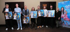 Auf dem Foto (v.l.n.r.): Bernd Ulrich (Amigos, Komponist), Alexander Scholz (Autor), Ken Otremba (Geschäftsführer TELAMO), Daniela Alfinito, Marko Wünsch (Geschäftsführer Lucile Musik Verlag), Felix Kahlbaum (Director A&R Lucile Musik Verlag), Pascale Quednau (Director Catalogue & Compilations TELAMO), Tanja Merz (Product Management)